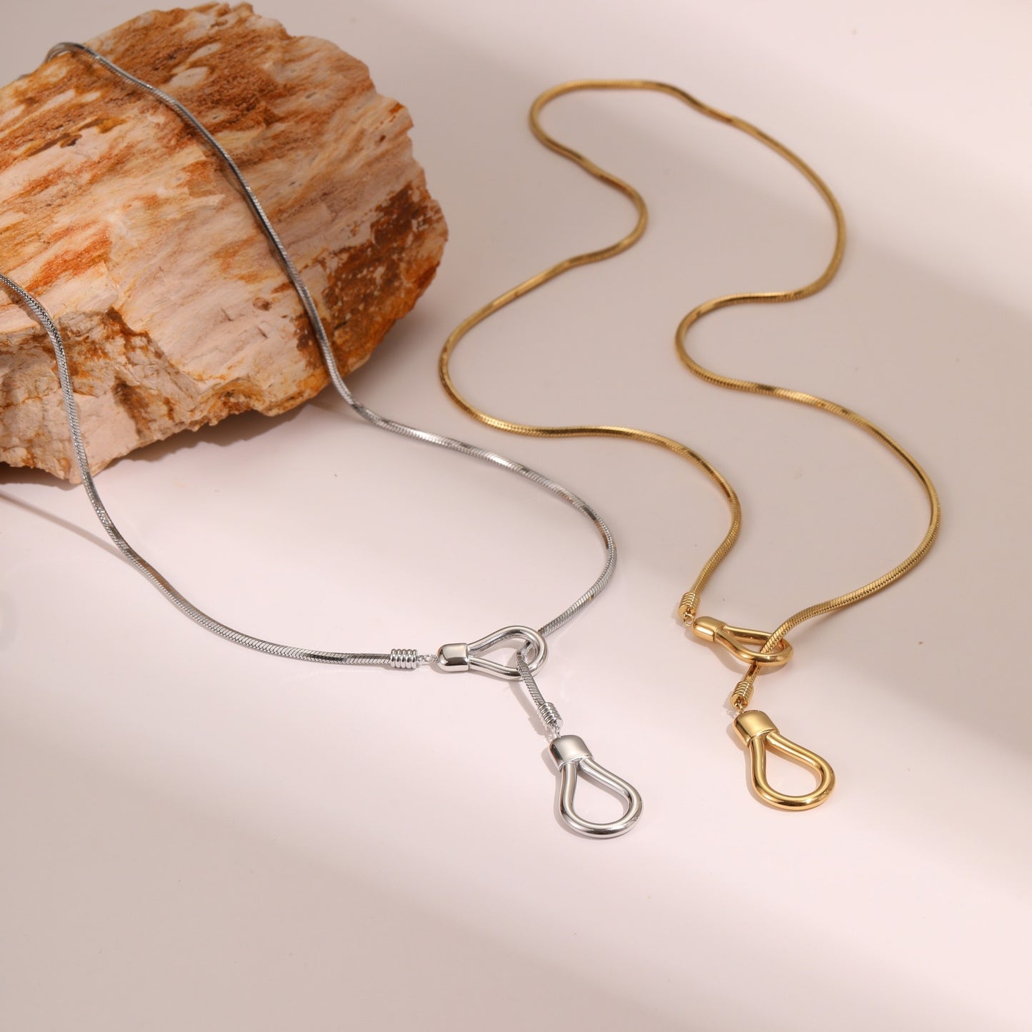 Elegante Collar Largo de Suéter Ajustable para Mujer de Acero Inoxidable con Diseño Geométrico y Chapado en Oro de 18K