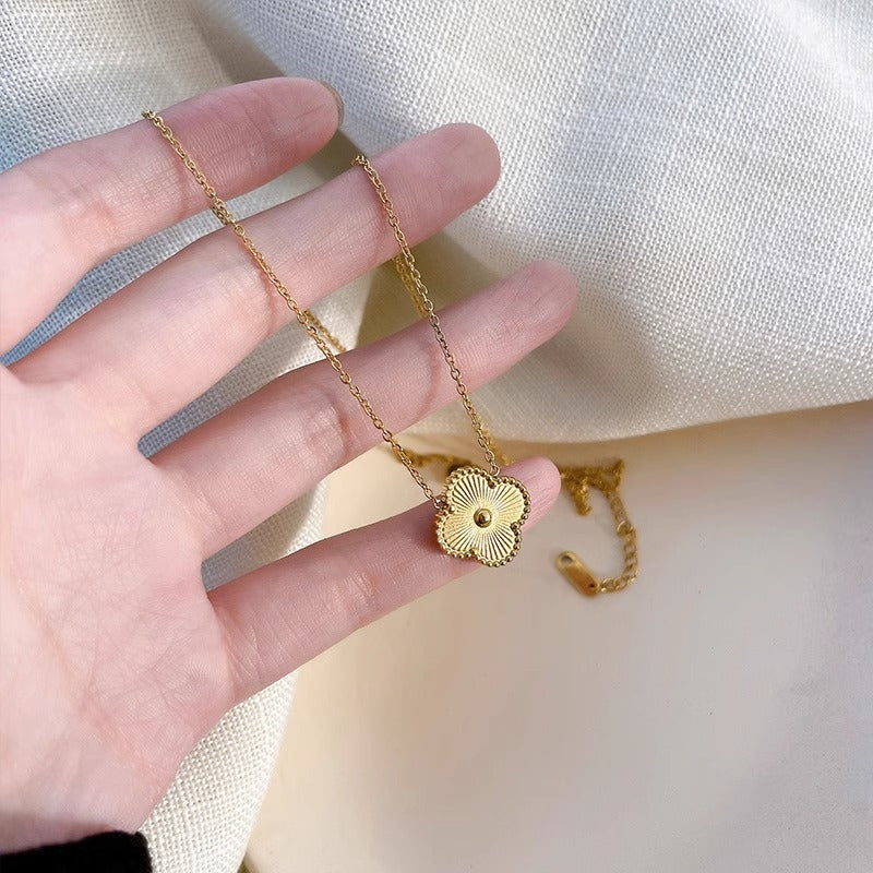 Collana con ciondolo minimalista a quadrifoglio in acciaio al titanio con placcatura in oro 18 carati e catena a serpente per donna e uomo