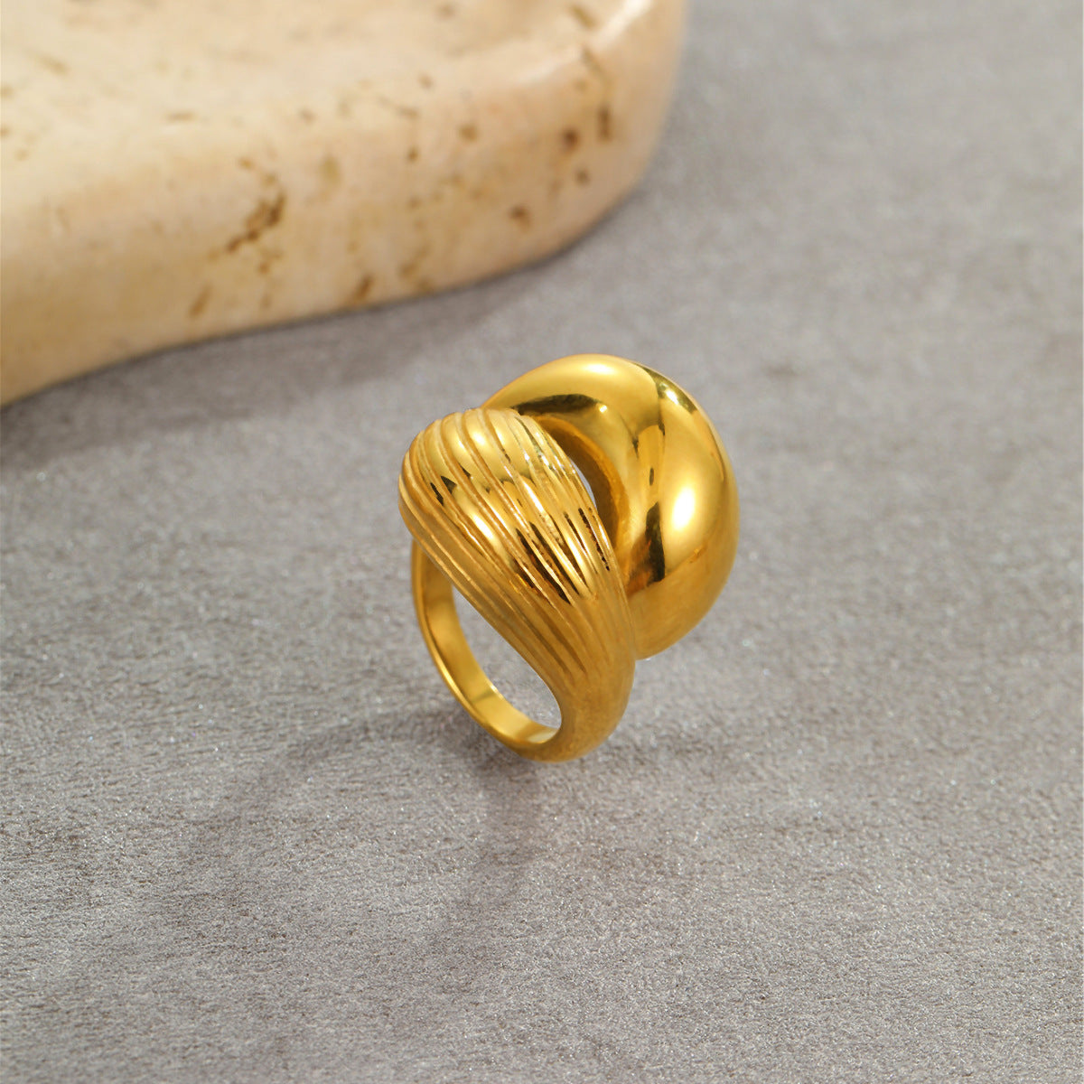 Anello da donna in acciaio al titanio placcato oro 18 carati, modello geometrico minimalista a fascia larga