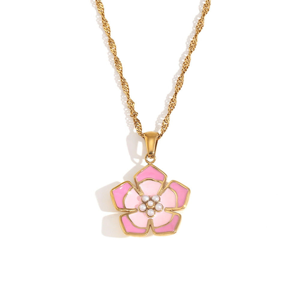 Collana da donna alla moda con ciondolo floreale e geometrico in acciaio inossidabile con placcatura in oro 18 carati e dettagli di petali smaltati