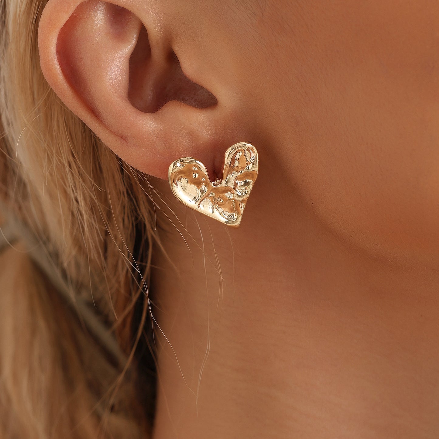 Vintage Geometric Irregular Heart-Shaped Zinc Alloy Stud Earrings with Plated Finish