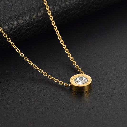 Collar Pendiente Geométrico Minimalista Romano para Mujer en Acero Titanio con Cadena de Locket Chapado en Oro