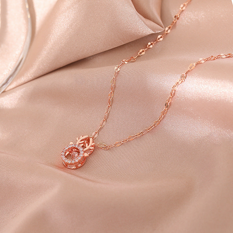 Collana Minimalista con Pendente a Forma di Cervo da Donna in Acciaio al Titanio Placcato Oro su Catena a O