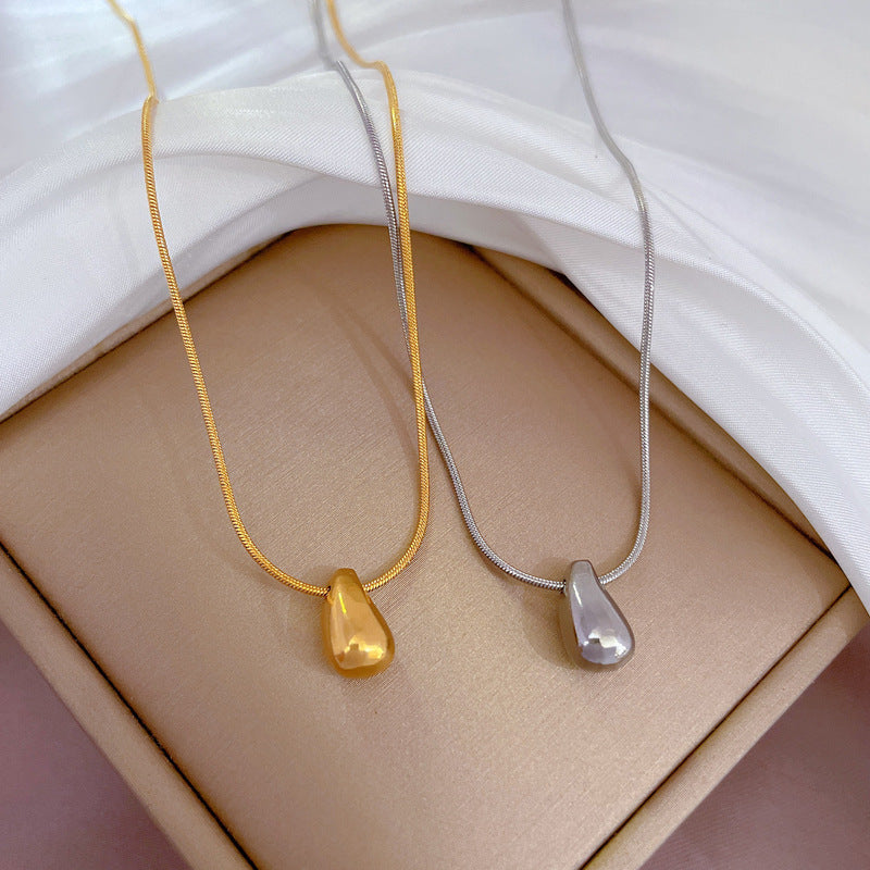 Elegante Collana Pendente Geometrica da Donna in Acciaio al Titanio Placcato Oro con Motivo Floreale Fresco