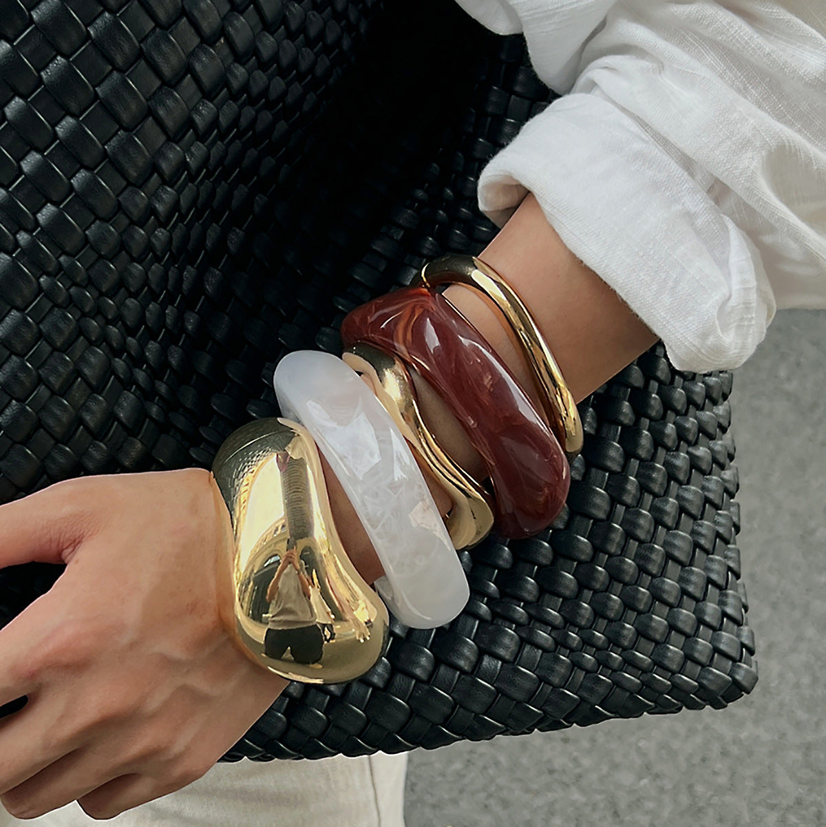 Bracciale rigido aperto da donna in lega con finitura placcata, effetto iridescente colorato e design geometrico, stile retrò ondulato