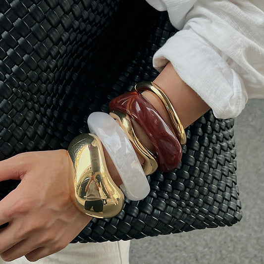 Bracciale rigido aperto da donna in lega con finitura placcata, effetto iridescente colorato e design geometrico, stile retrò ondulato