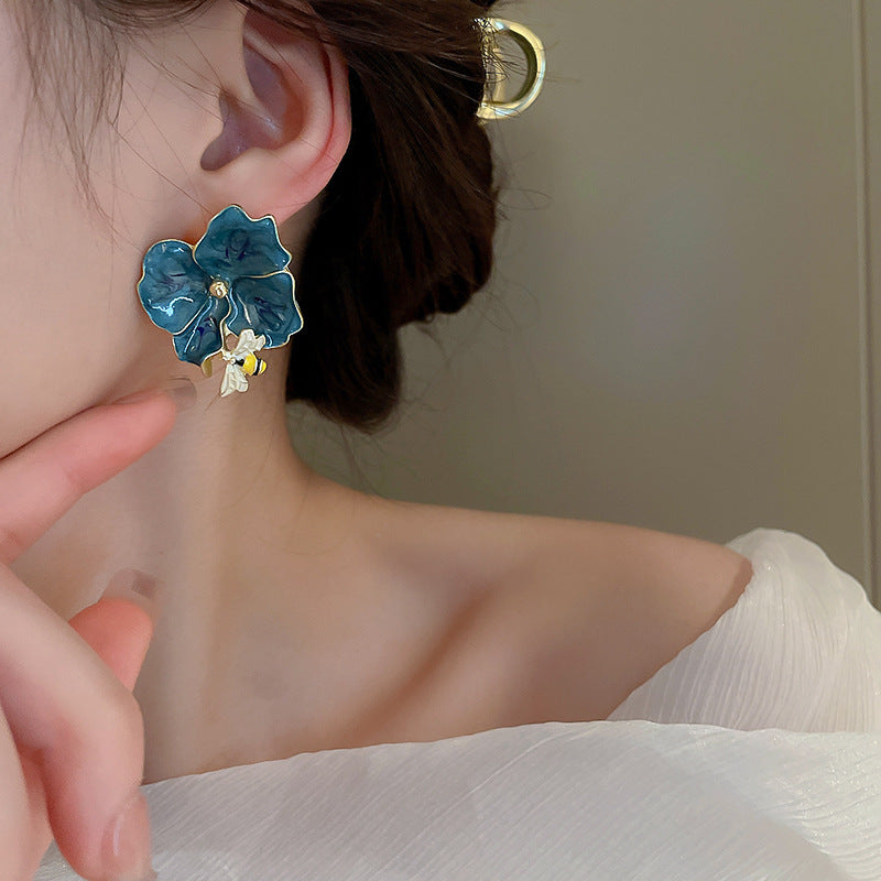 Orecchini a perno con fantasia floreale geometrica vintage da donna in rame con finitura placcata, orecchini a lobo eleganti e minimalisti
