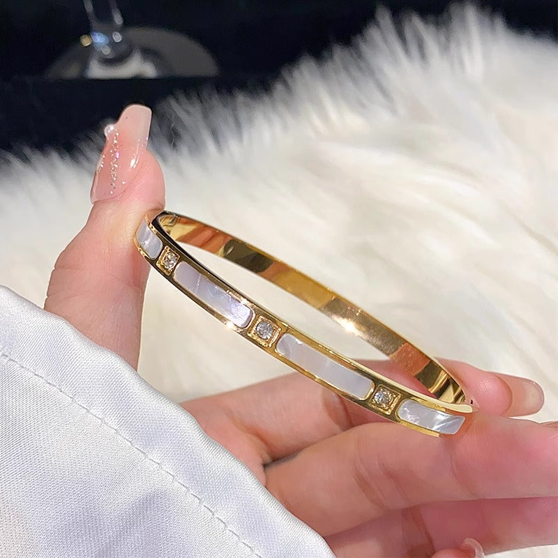 Bracciale Minimalista in Acciaio al Titanio da Donna con Placcatura in Oro e Intarsio di Zirconi, Bracciale Lusso con Design Geometrico Ovale