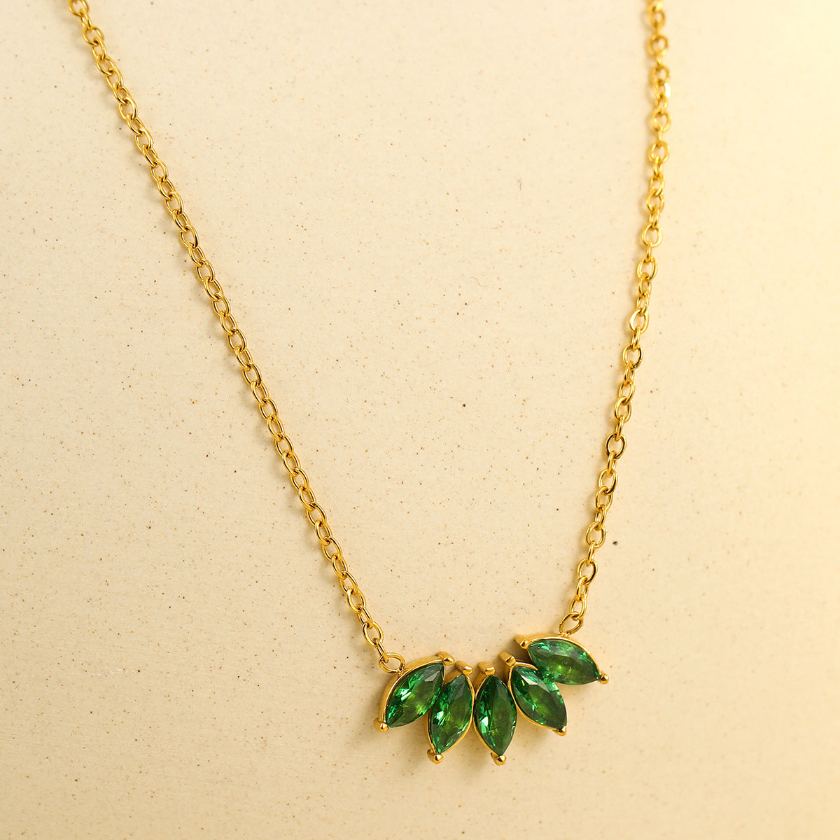 Collar con colgante de hoja floral minimalista de acero inoxidable con circonita microincrustada, delicada cadena de clavícula para mujer