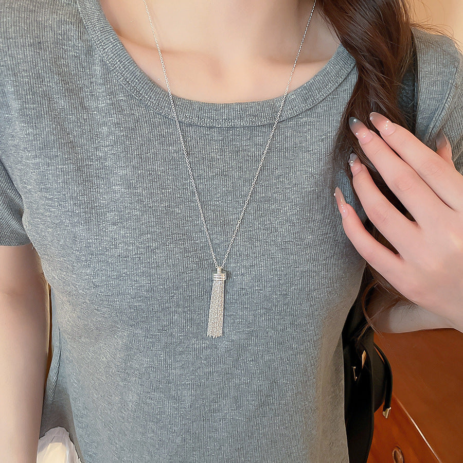 Collana con Pendente Geometrico Minimalista da Donna in Lega con Finitura Elettroplaccata — Catena Leggera per Maglione, Accessorio di Lusso Versatile
