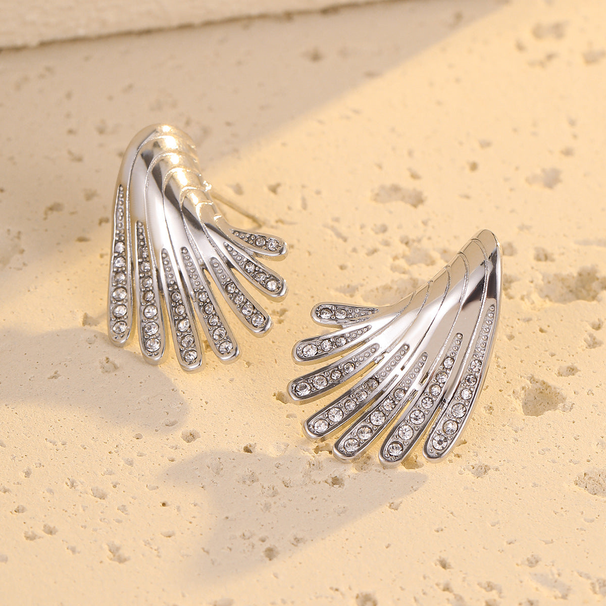 Orecchini a perno da donna alla moda irregolari a forma di ala in acciaio inossidabile con zirconia micro-incastonata