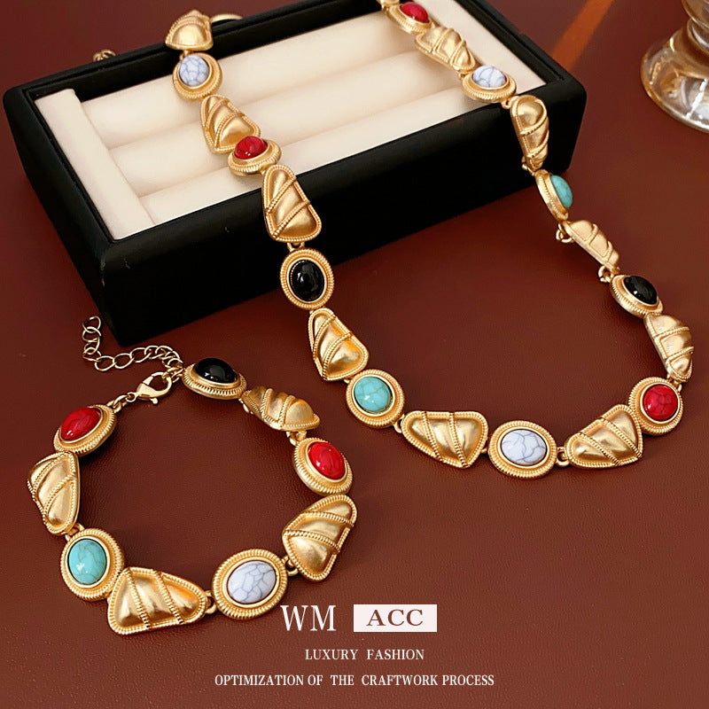 Set di bracciale con perline triangolari e collana a clavicola da donna in stile vintage, gioielli placcati in lega con design geometrico