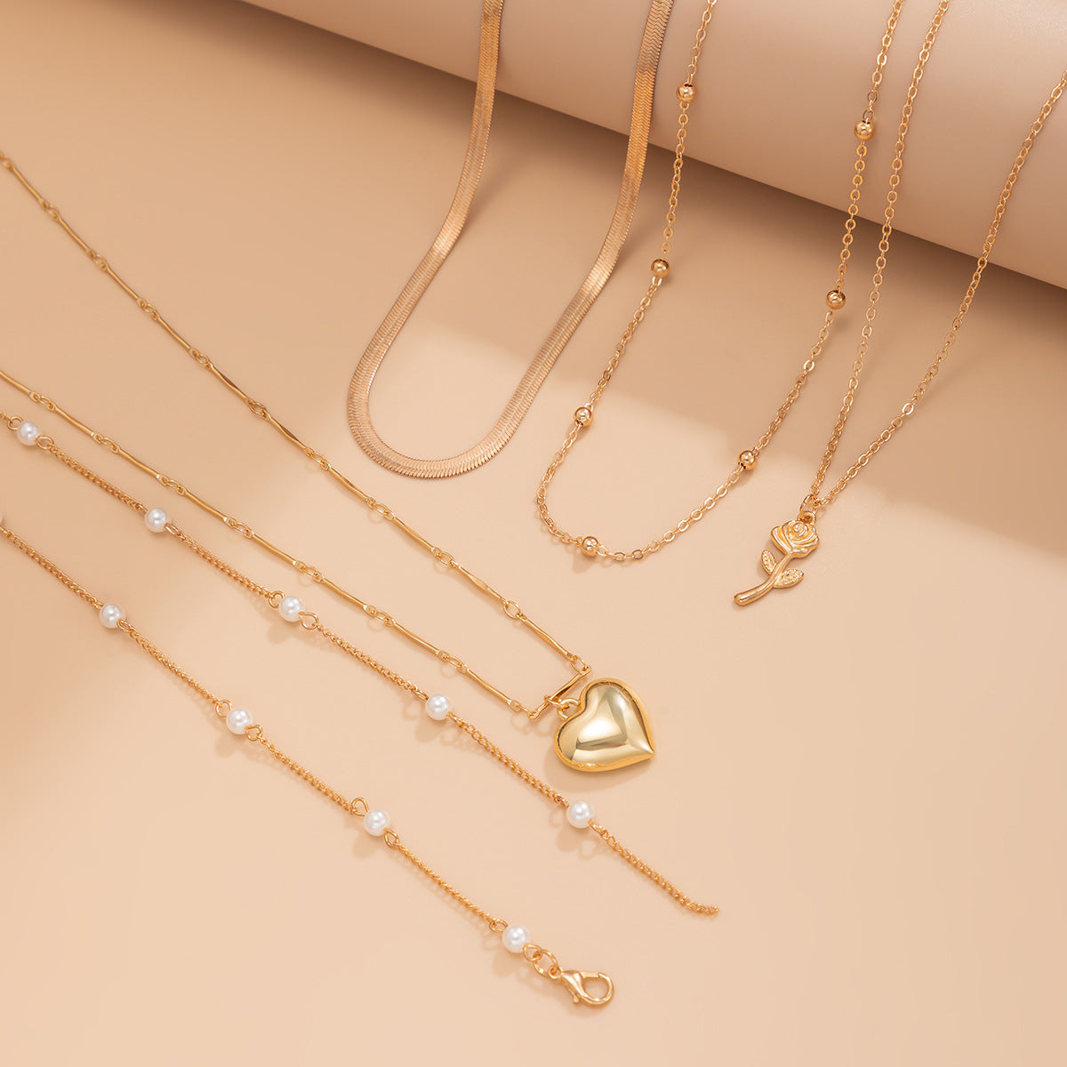 Collar minimalista de capas en forma de corazón con colgante de perlas en cadena de serpiente para mujer