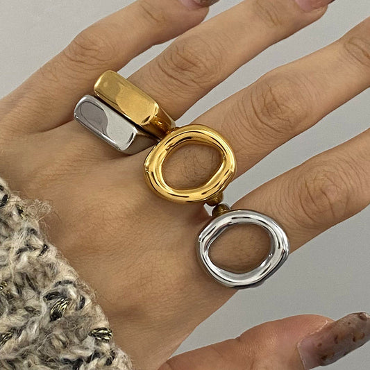 Anello a fascia semplice da donna in acciaio inossidabile placcato oro 18K con motivo geometrico alla moda