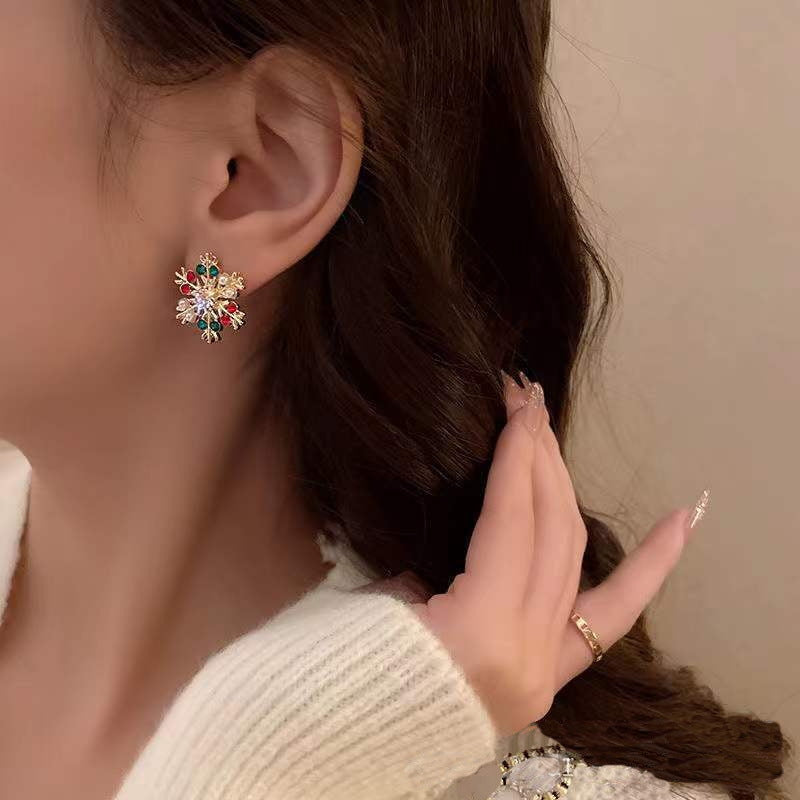Pendientes de botón de aleación geométrica de copo de nieve de Navidad de moda para mujer con acabado chapado