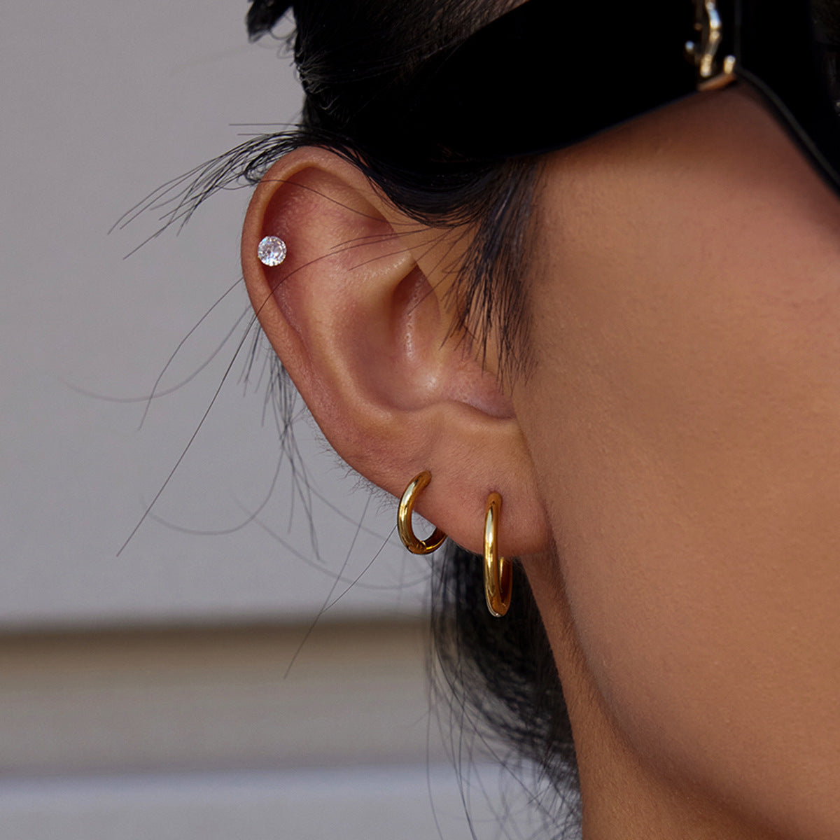 Orecchini a Cerchio Minimalisti Geometrici da Donna in Acciaio Inossidabile con Finitura Placcata e Ganci in Acciaio al Titanio Ipoallergenici