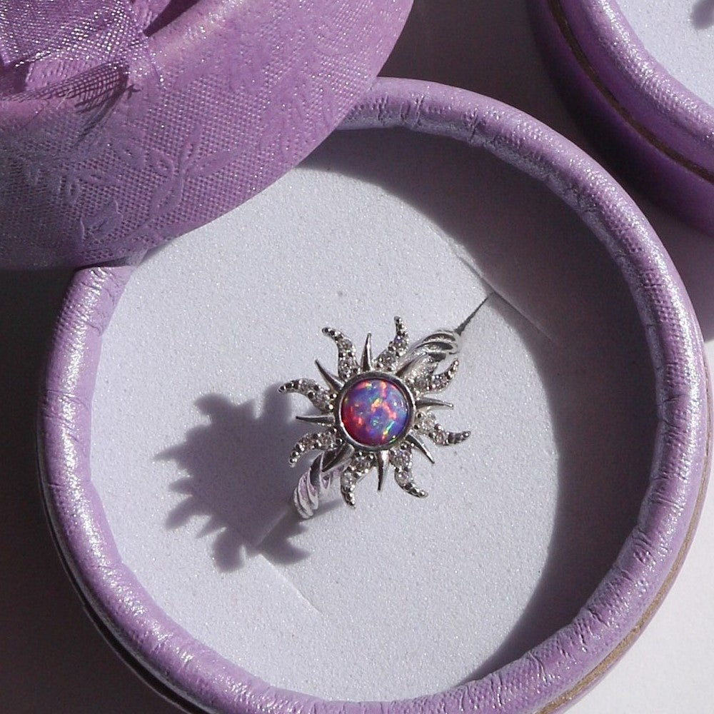Collana con ciondolo artistico in opale geometrico con stelle in zirconia micro-pavé su catena in rame da donna