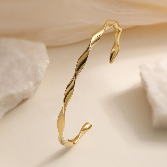 Pulsera Minimalista Abierta con Forma de Ola de Lujo para Mujer en Acero Inoxidable con Baño de Oro de 18K