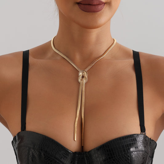 Fashionable Geometric Knot Snake Chain Necklace for Women with Metallic Finish and Electroplated Surface