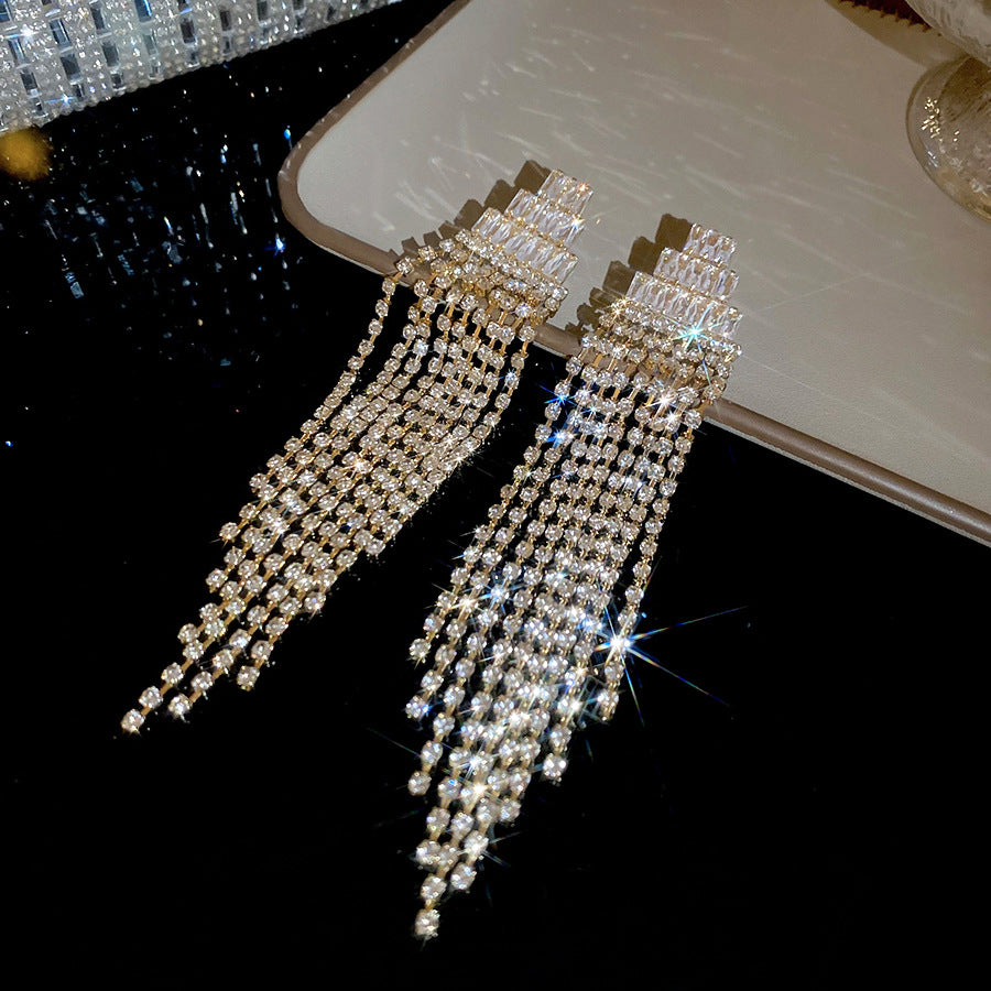 Orecchini a perno da donna geometrici con strass incastonati in rame e perni in acciaio, gioielli alla moda ed eleganti in stile lusso