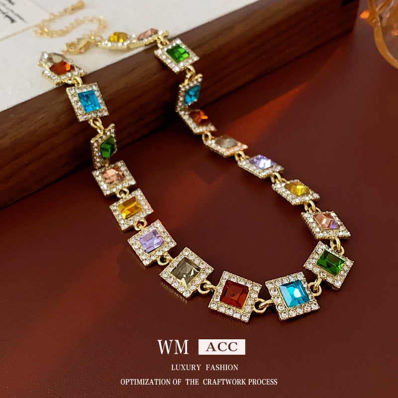 Collar con colgante geométrico vintage de aleación con incrustaciones de diamantes de imitación para mujer, estilo medallón minimalista, cadena para la clavícula