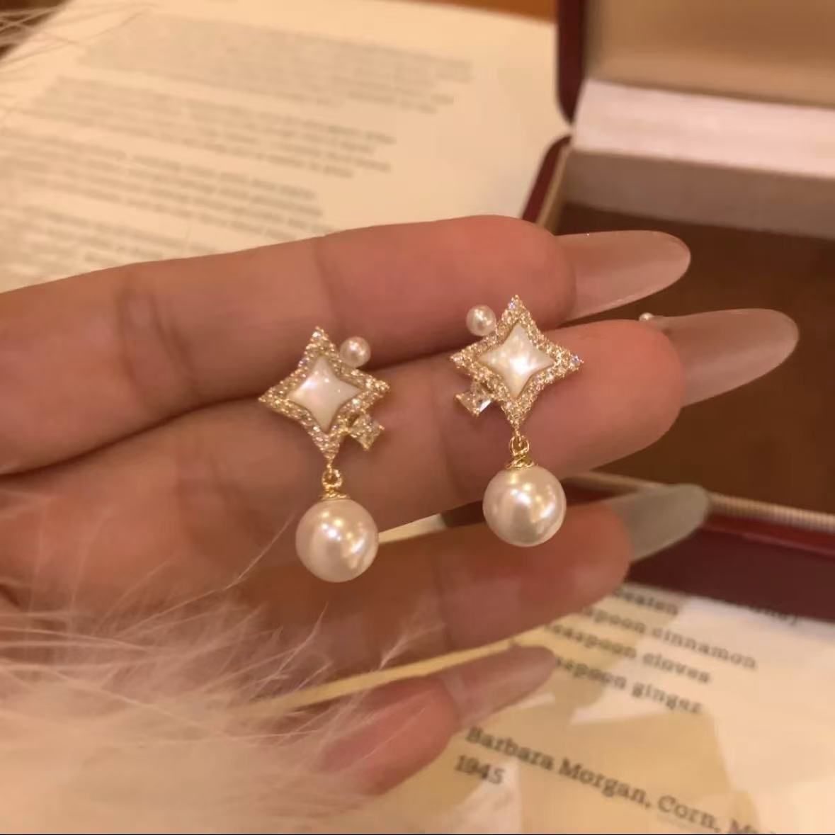 Orecchini da donna vintage eleganti a forma di stella geometrica con perle simulate e zirconi, perni in acciaio placcato