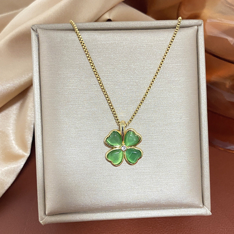 Collar con colgante de trébol de estilo natural para mujer con cadena de acero de titanio e incrustaciones de pedrería en diseño floral minimalista