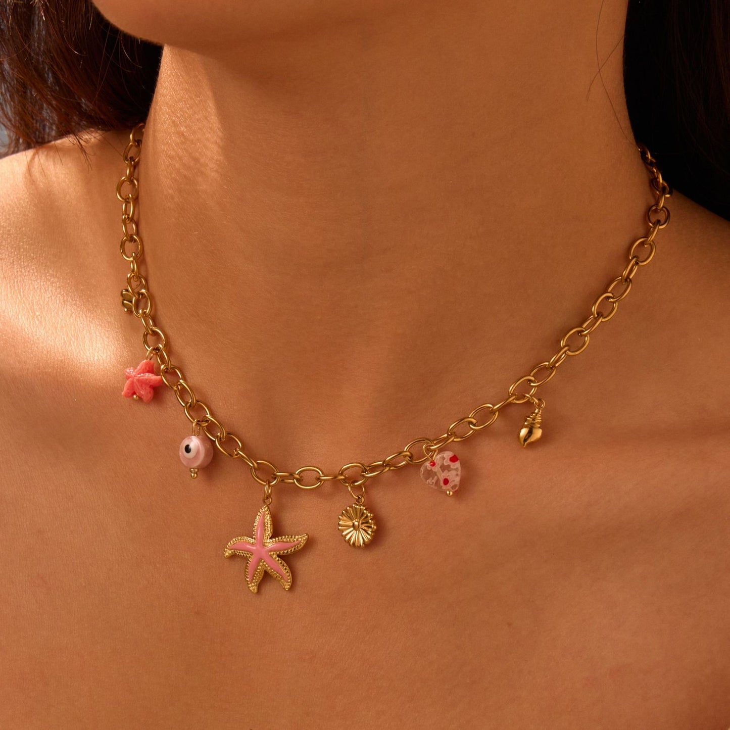 Elegante collar con colgante de acero inoxidable con forma de estrella y acabado chapado para mujer