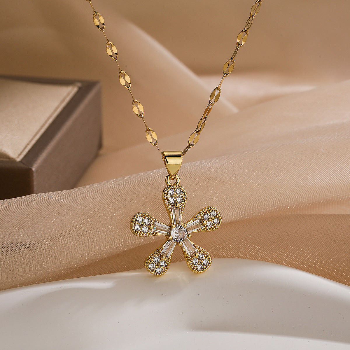 Collana pendente geometrica minimalista da donna in ottone con placcatura in oro vero e intarsi in zirconi