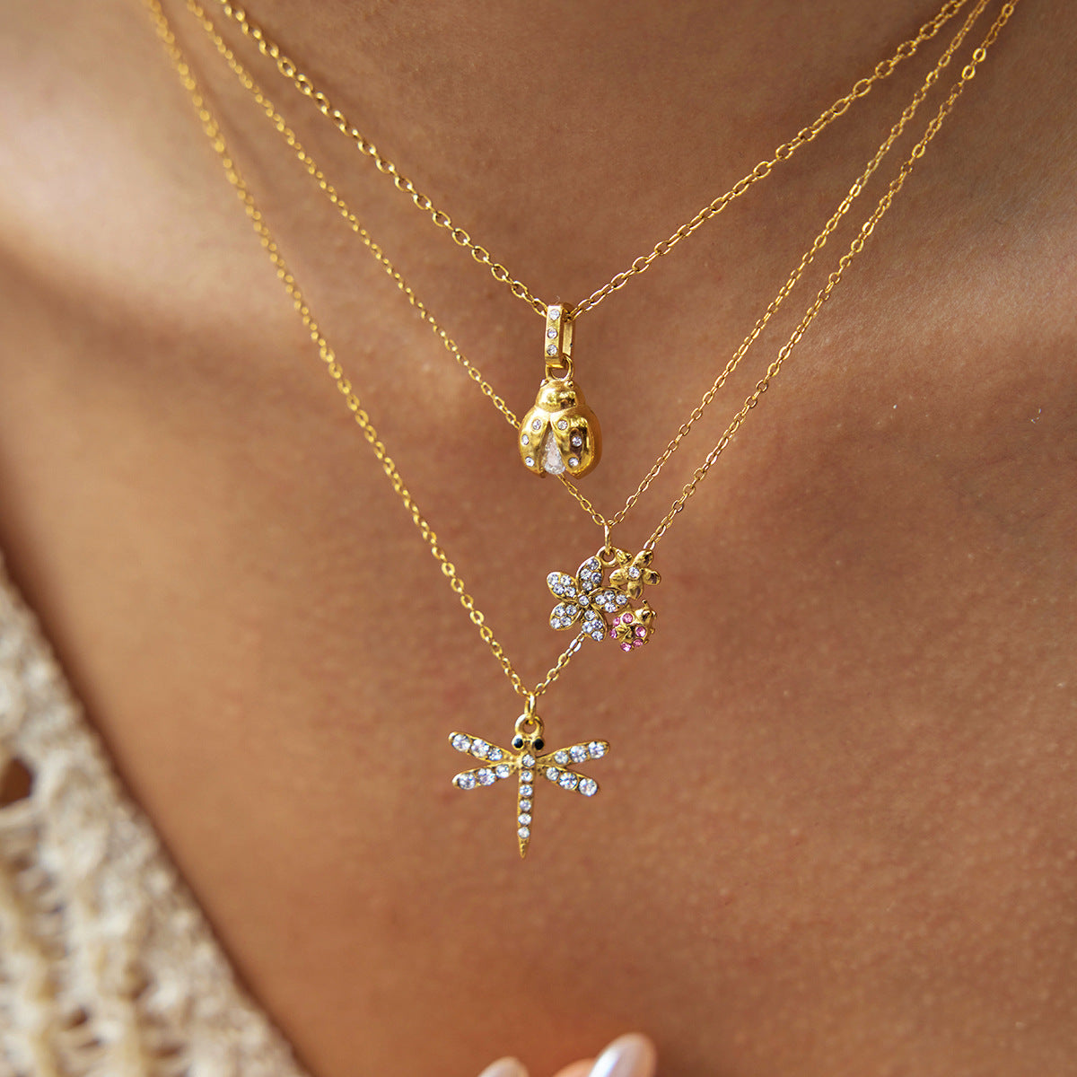 Collana pendente geometrica in acciaio al titanio con finitura placcata da donna, catena leggera di lusso per maglione