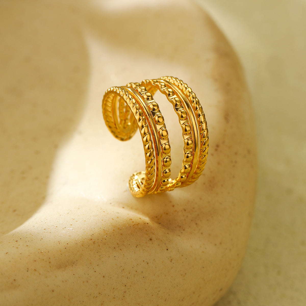 Anillo de mujer de titanio y acero con diseño geométrico minimalista, chapado en oro de 18 quilates y banda abierta de doble textura