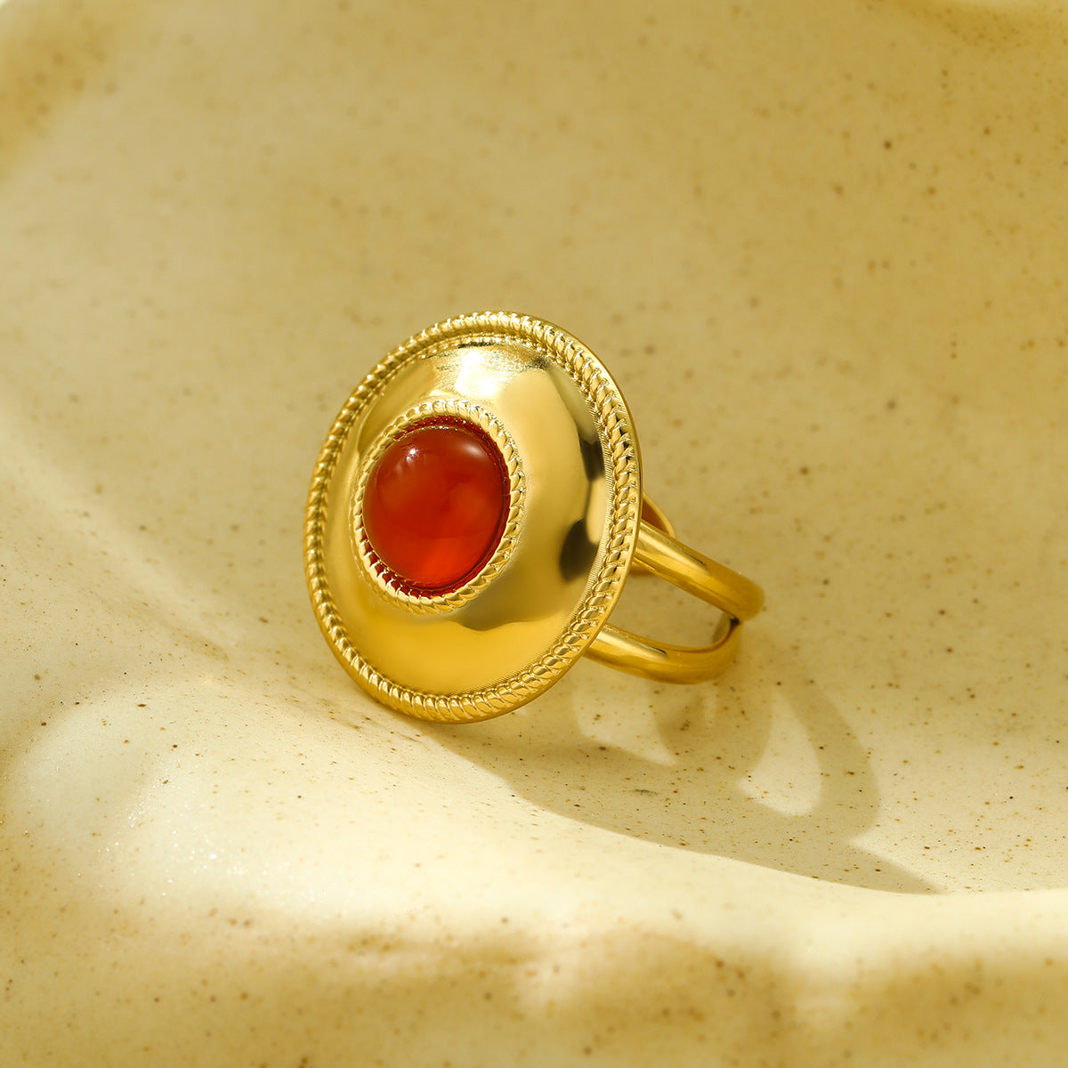 Anillo redondo de acero titanio estilo vintage francés minimalista para mujer con acabado chapado y detalle de piedra natural de agua dulce