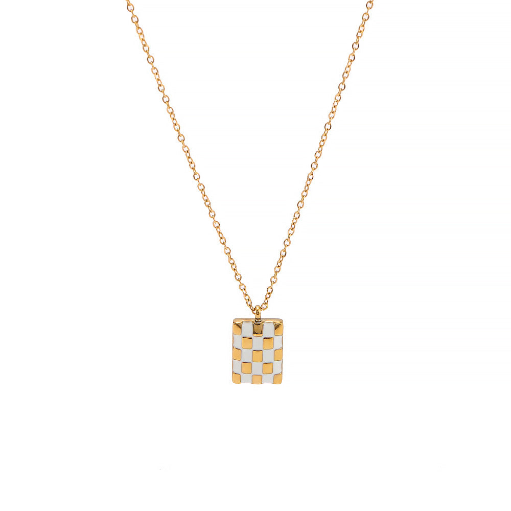 Collana Minimalista con Pendente Quadrato a Scacchi in Acciaio Titanio e Finitura Placcata Sottovuoto in Oro 18K su Catena a O da Donna