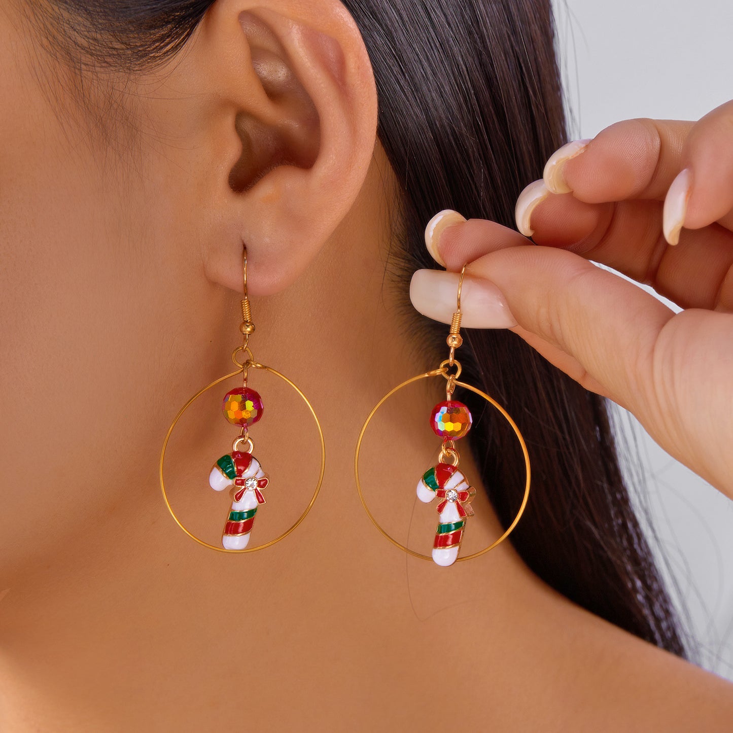 Pendientes de aro de aleación con temática navideña con dijes de árbol, campana, bastón de caramelo y muñeco de nieve para hombres y mujeres, regalo de joyería festiva para las fiestas