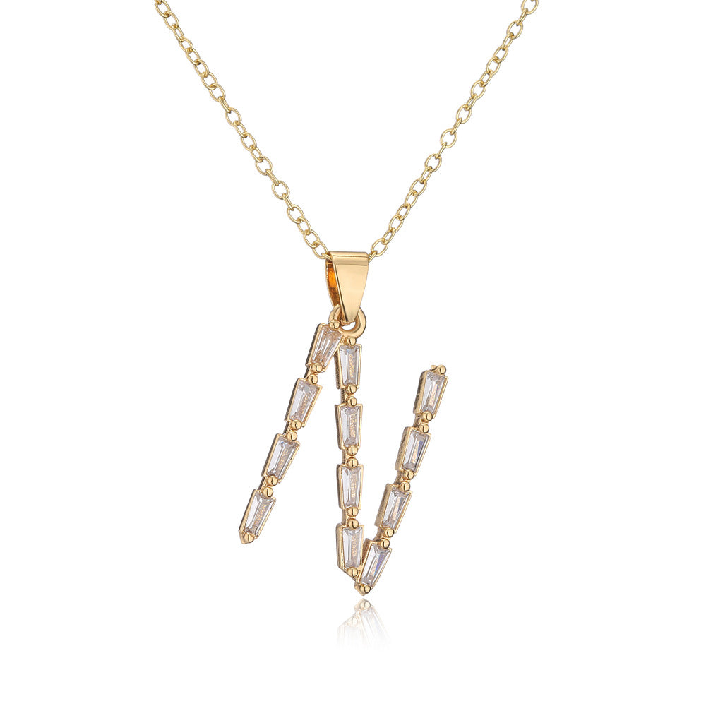 Collana da donna con ciondolo a lettera minimalista in ottone, placcata in oro 18K con intarsio di zirconi