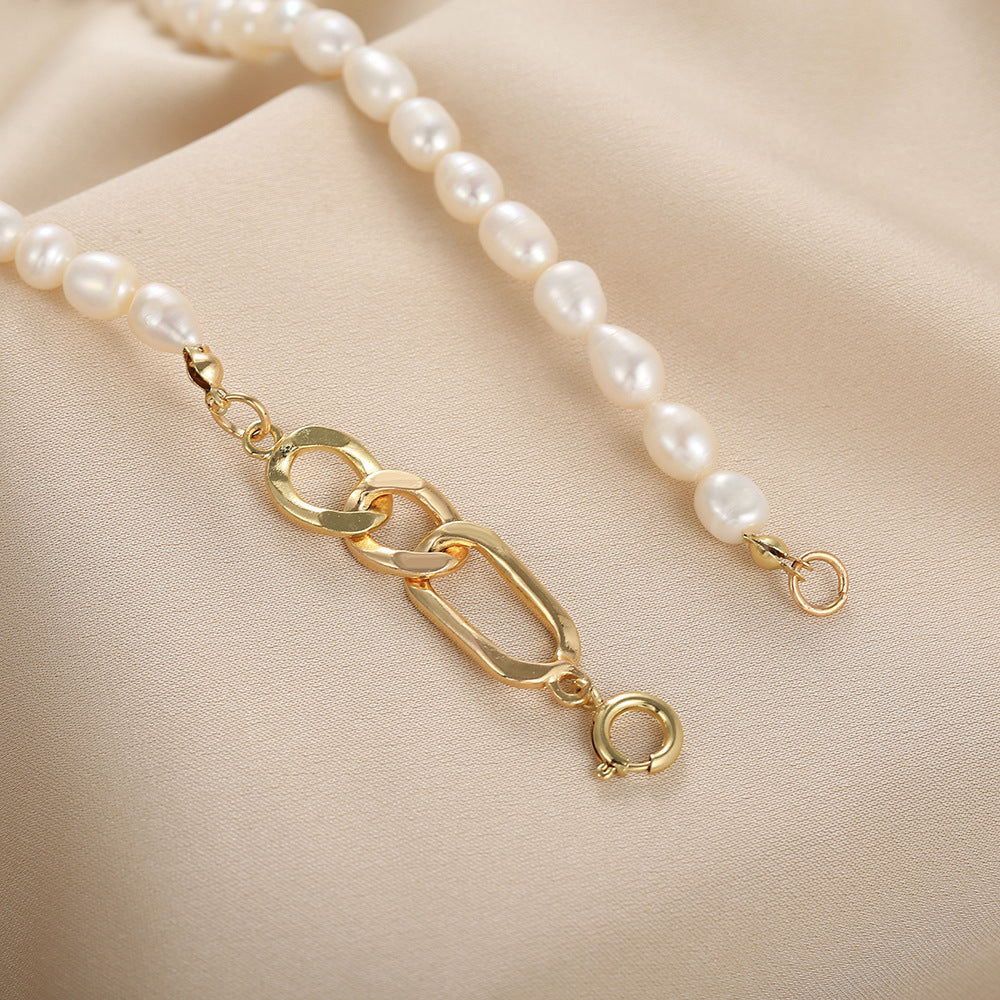 Collana Minimalista Geometrica da Donna con Perle d'Acqua Dolce e Pendente in Lega su Catena a O, Girocollo Regolabile e Catena per Maglione