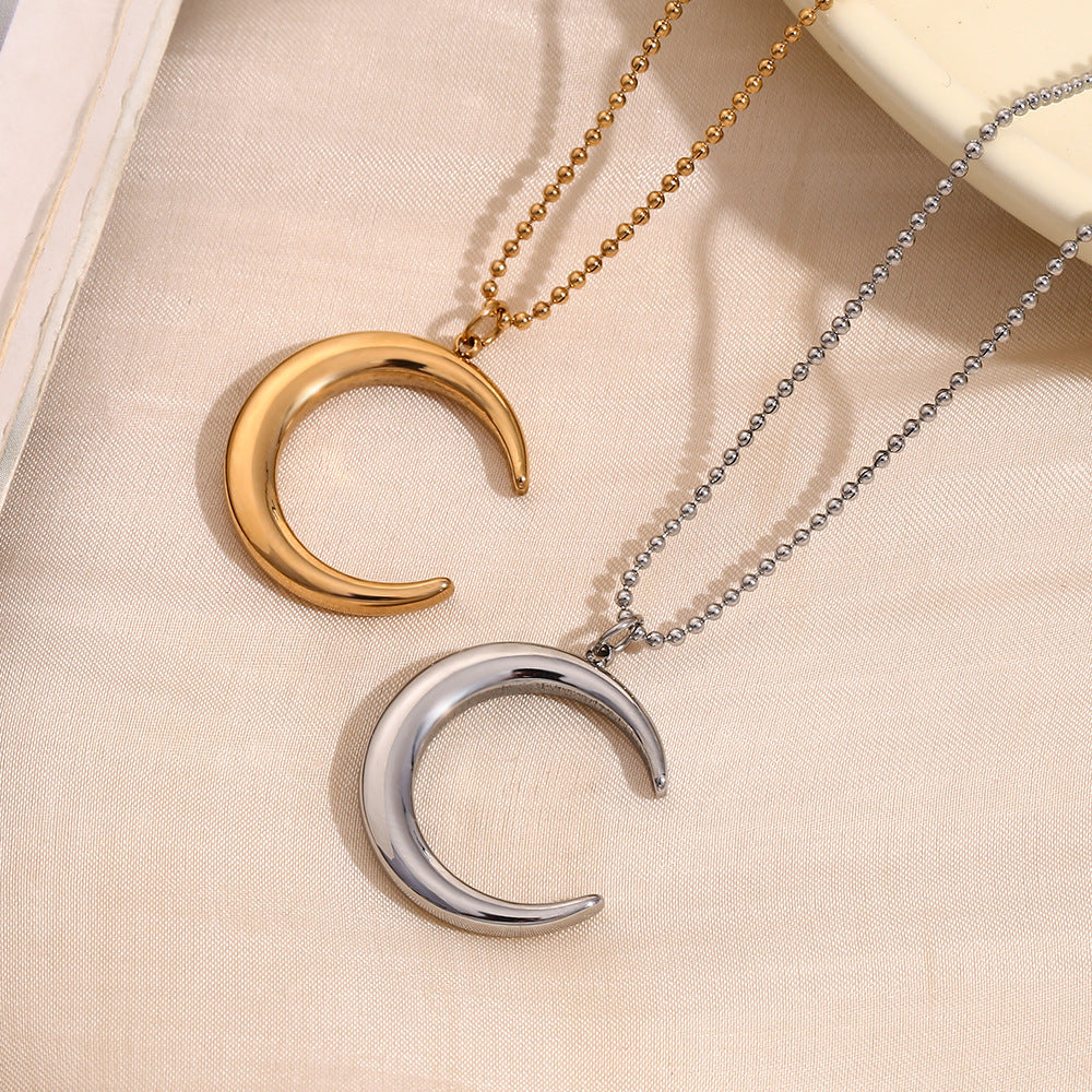 Collar Colgante de Luna Minimalista en Acero Inoxidable con Baño de Oro de 18K sobre Dije Geométrico de Cuerno de Acero de Titanio y Cadena de Cuentas