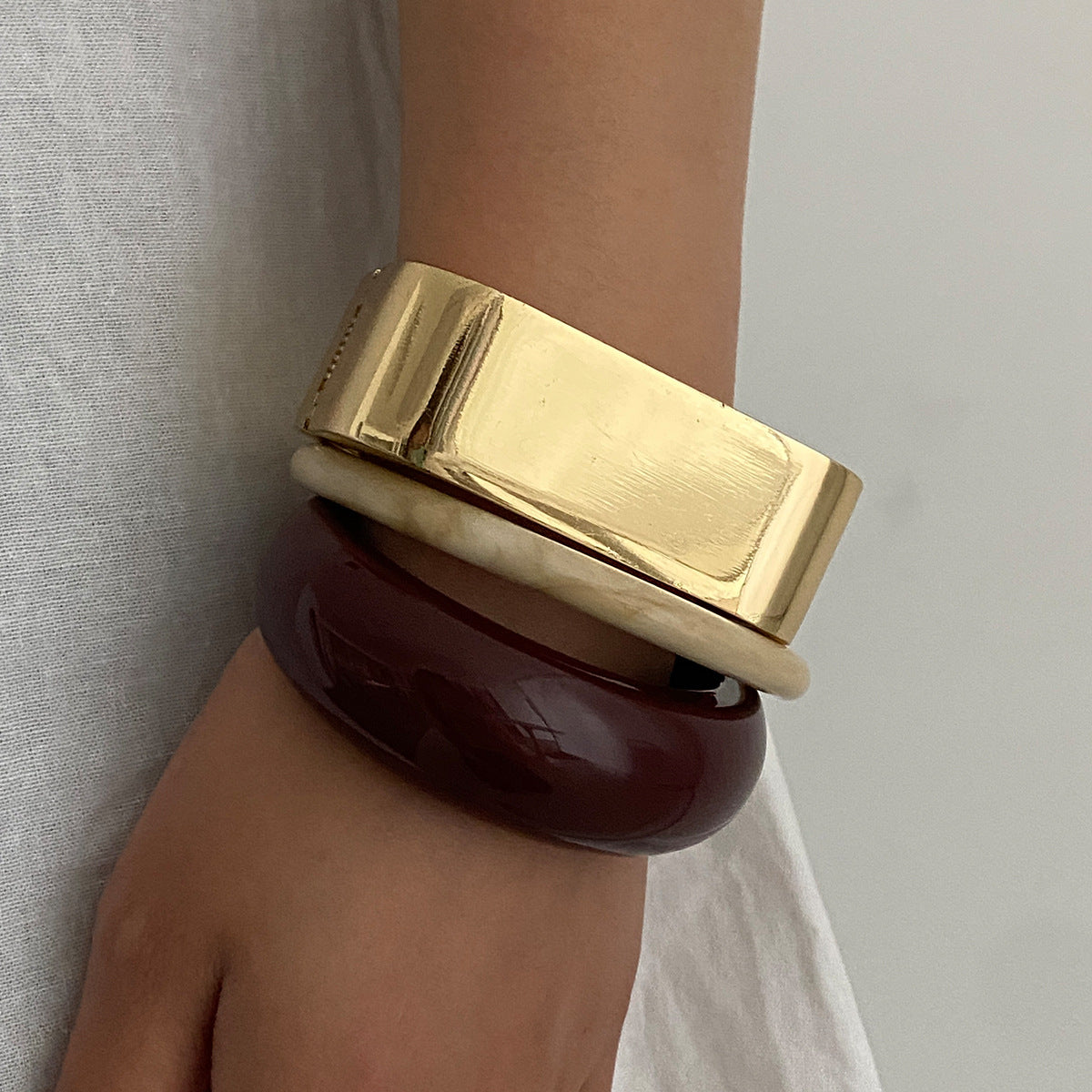 Pulsera geométrica 3D abierta en forma de C de aleación con incrustaciones acrílicas y acabado galvanizado