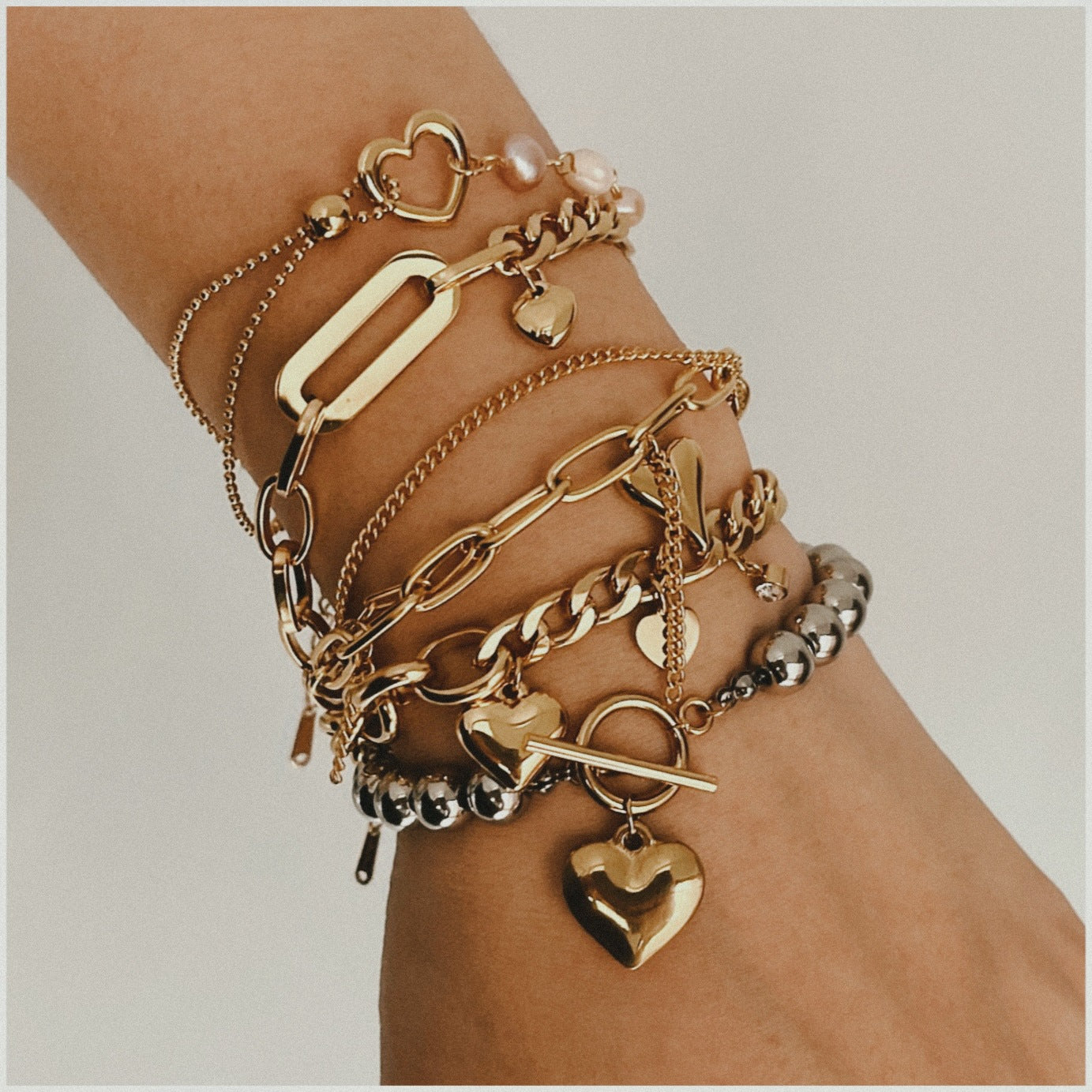 Bracciale Minimalista a Cuore in Acciaio Inossidabile con Dettagli Perla e Chiusura a Gancio per Donna
