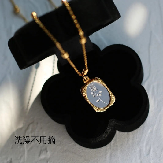 Vintage Minimalist Rose Pendant Necklace in Titanium Steel with Mirror Finish and Gold Plating for Unisex Wear