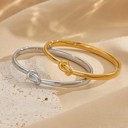Pulsera minimalista y elegante de acero inoxidable con forma de corazón anudado y chapado al vacío para pieles sensibles
