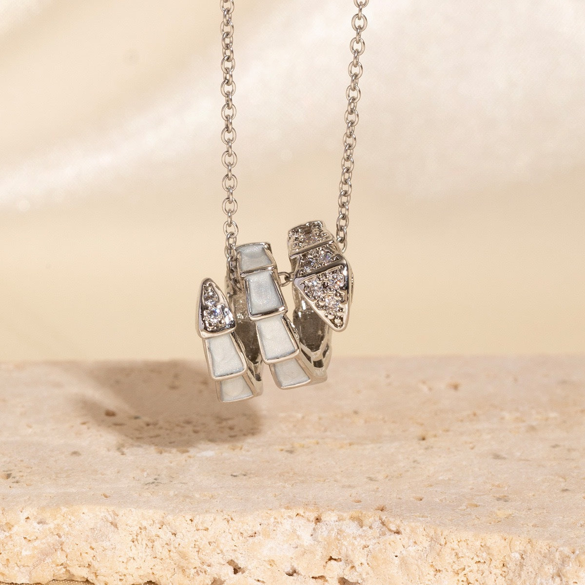 Fashionable Snake-Shaped Pendant Necklace for Women in Titanium Steel with Rhinestone Inlay and O-Chain