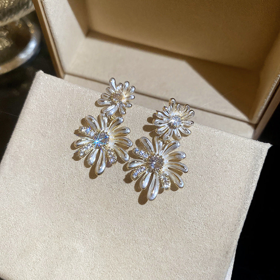 Orecchini a perno vintage eleganti a fiori con perle e finitura smaltata da donna