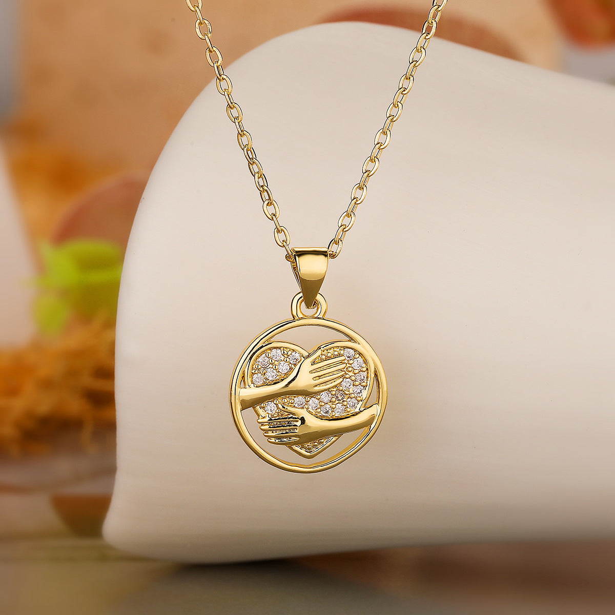 Collana Minimalista con Pendente a Cuore in Rame, Placcatura in Oro Vero e Accenti di Zirconi per Donna