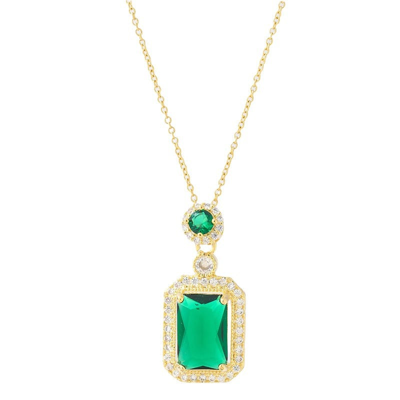 Collana con pendente geometrico di ispirazione vintage in acciaio al titanio con intarsio in rame placcato oro e inserti in cristallo verde su catena a maglie ovali