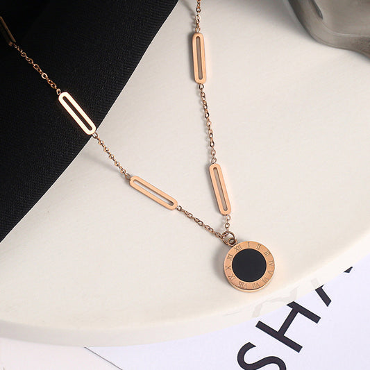 Collana Minimalista in Acciaio al Titanio con Numeri Romani, Reversibile e Placcata Galvanicamente, per Uomo e Donna