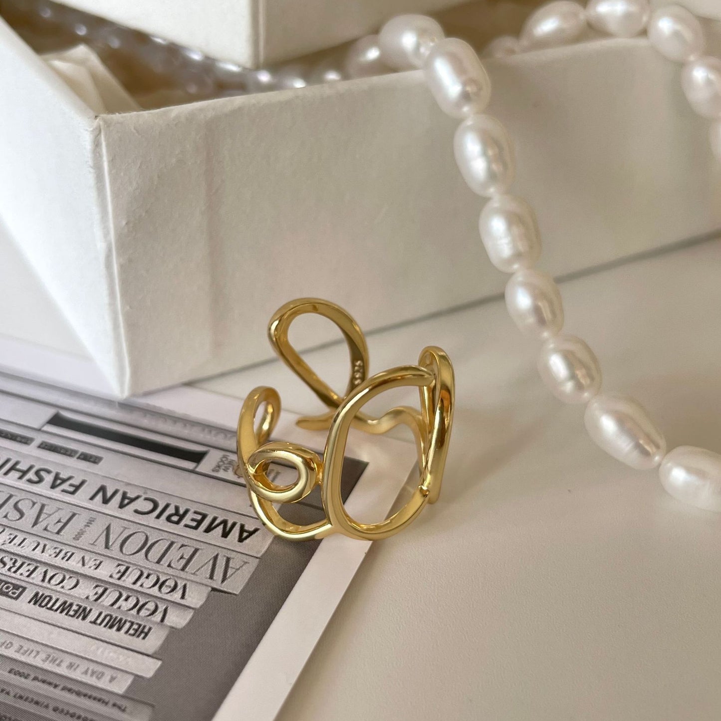 Anillo minimalista de plata de ley 925 con forma de corazón y diseño de líneas texturizadas para mujer