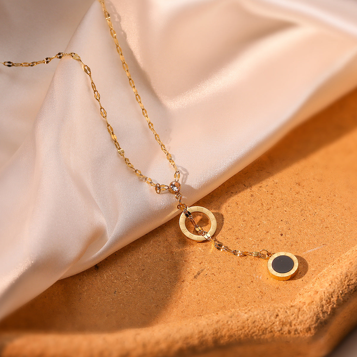 Collana minimalist geometrica da donna in acciaio al titanio con placcatura in oro e intarsi in zirconi, catenina clavicolare alla moda