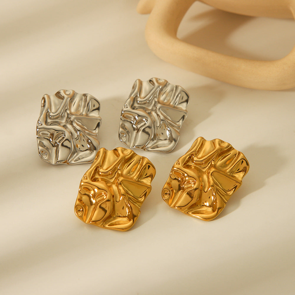 Orecchini pendenti da donna placcati in oro 18 carati in acciaio al titanio con texture martellata geometrica e effetto stropicciato
