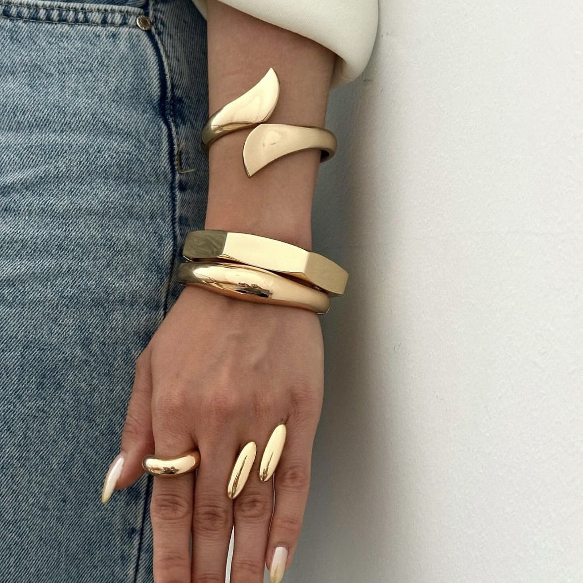 Bracciale a molla da donna in metallo placcato lucido con motivo geometrico a goccia, alla moda
